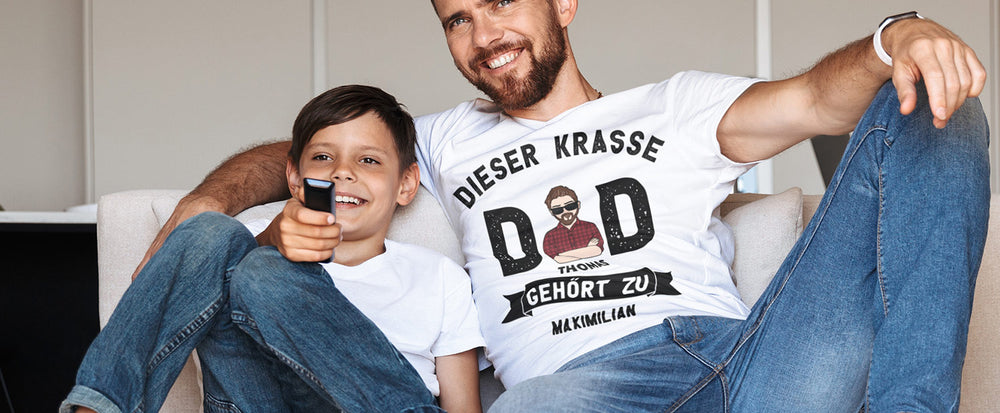 Sohn und Vater mit personalisiertem T-Shirt