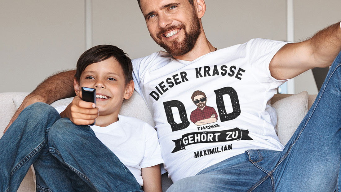 Sohn und Vater mit personalisiertem T-Shirt